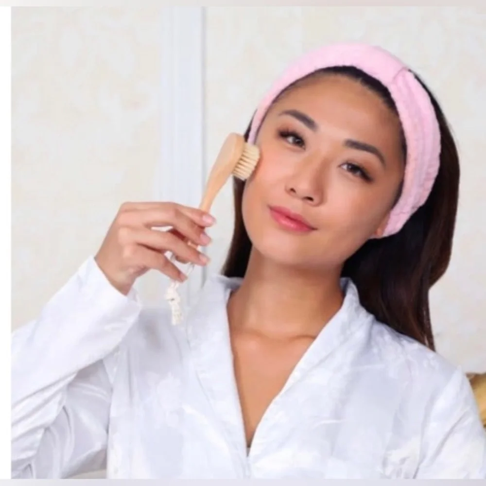 🖤 FACE IT- you’re beautiful!  Facial mini scrubber AND facial dry brush.